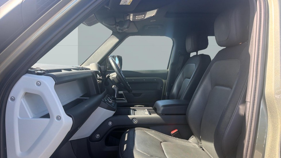 Land Rover Defender 3.0 D250 X-Dynamic HSE 110 5dr Auto Diesel Estate - Image 3