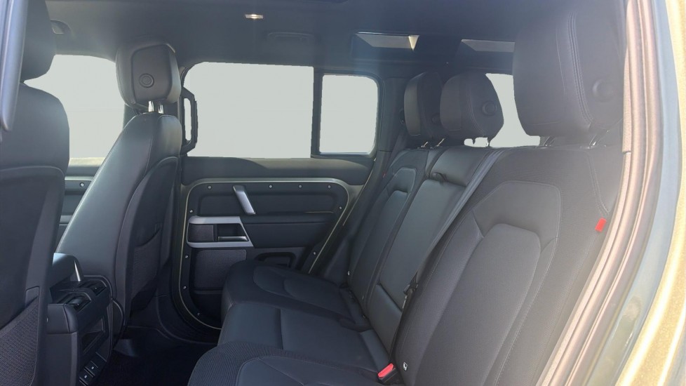 Land Rover Defender 3.0 D250 X-Dynamic HSE 110 5dr Auto Diesel Estate - Image 4