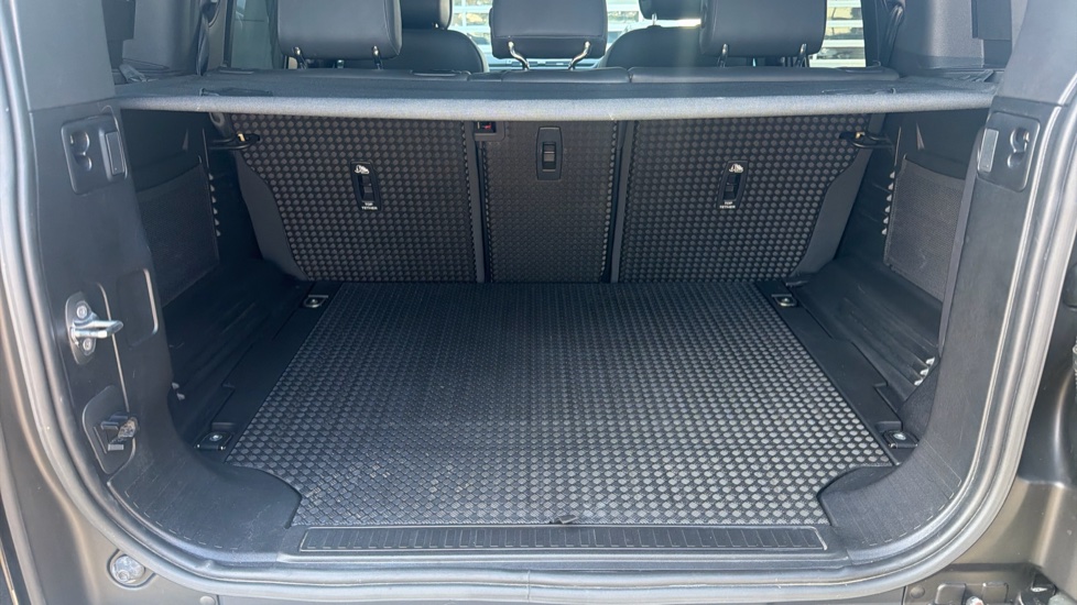 Land Rover Defender 3.0 D250 X-Dynamic HSE 110 5dr Auto Diesel Estate - Image 10