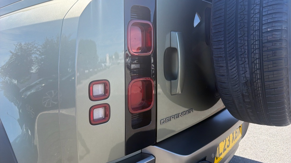 Land Rover Defender 3.0 D250 X-Dynamic HSE 110 5dr Auto Diesel Estate - Image 19