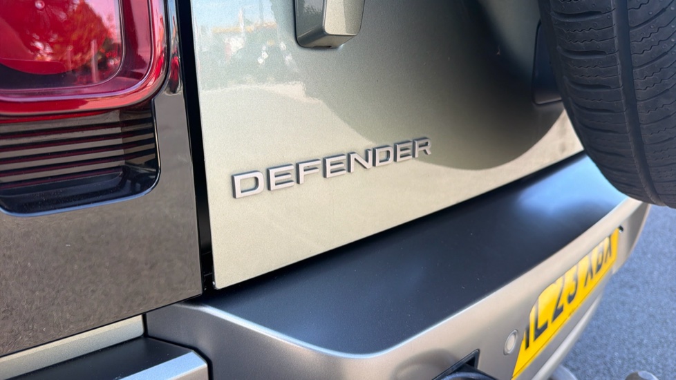 Land Rover Defender 3.0 D250 X-Dynamic HSE 110 5dr Auto Diesel Estate - Image 38