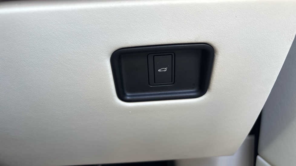 Land Rover Range Rover 3.0 D350 First Edition 4dr Auto Diesel Estate - Image 39