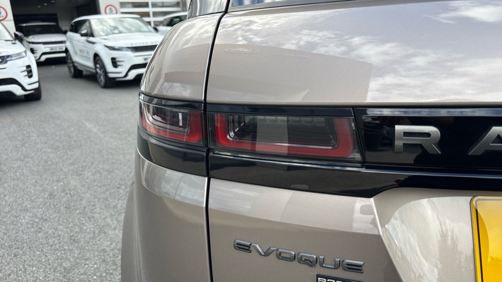 Land Rover Range Rover Evoque 1.5 P300e R-Dynamic SE 5dr Auto Hatchback - Image 19