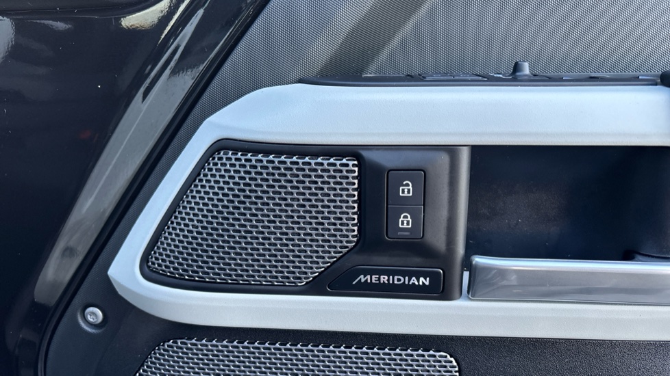 Land Rover Defender 3.0 D250 XS Edition 110 5dr Auto Diesel Estate - Image 32