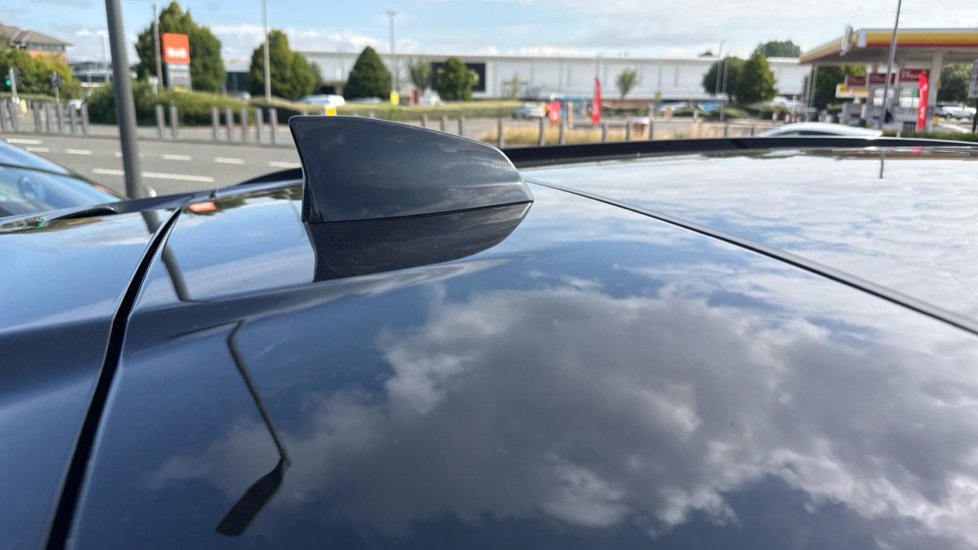 Land Rover Range Rover Velar 2.0 P400e Dynamic HSE 5dr Auto Estate - Image 31