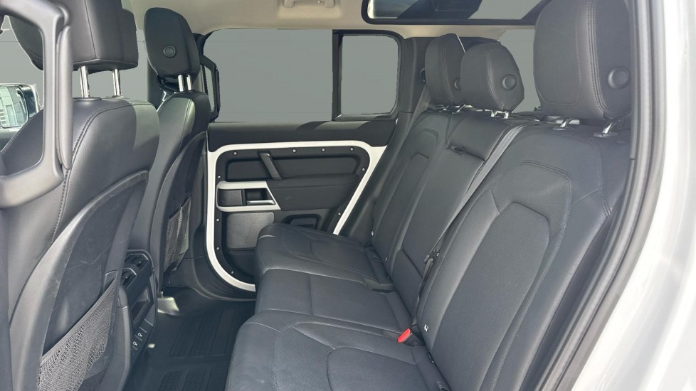 Land Rover Defender 3.0 D250 SE 110 5dr Auto Diesel Estate - Image 4