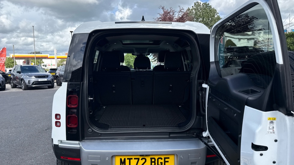 Land Rover Defender 3.0 D250 SE 110 5dr Auto Diesel Estate - Image 10