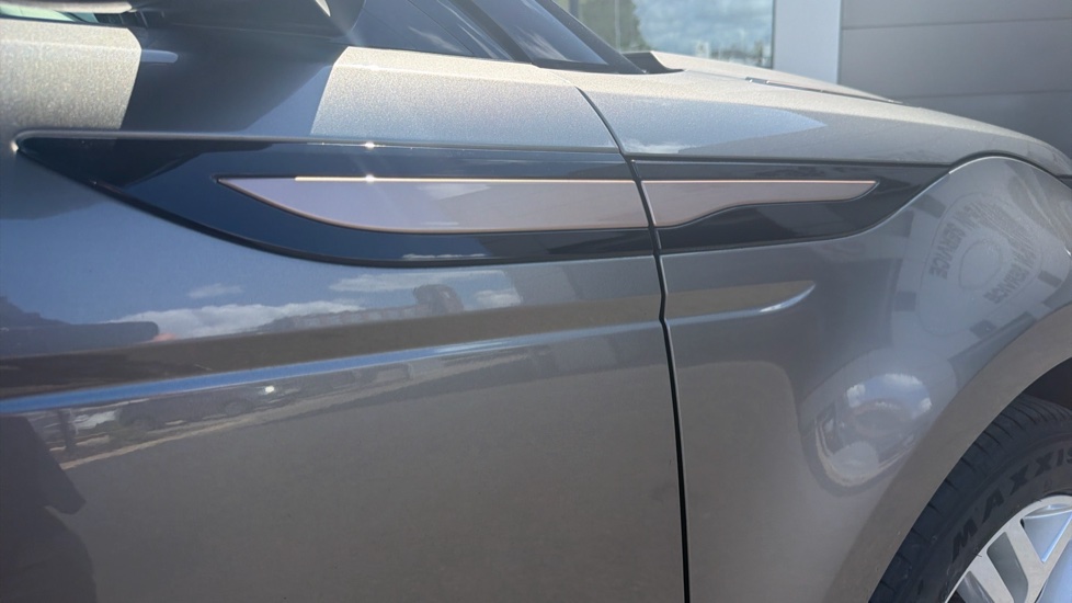 Land Rover Range Rover Evoque 1.5 P300e R-Dynamic SE 5dr Auto Hatchback - Image 20
