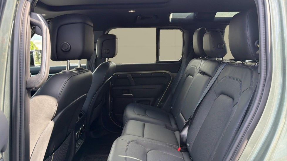 Land Rover Defender 3.0 D250 X-Dynamic HSE 110 5dr Auto Diesel Estate - Image 4