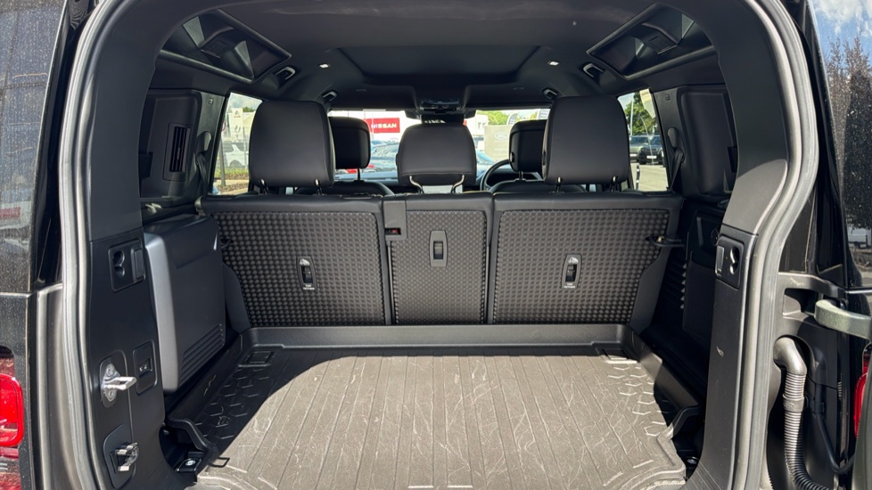 Land Rover Defender 3.0 D250 X-Dynamic HSE 110 5dr Auto Diesel Estate - Image 10