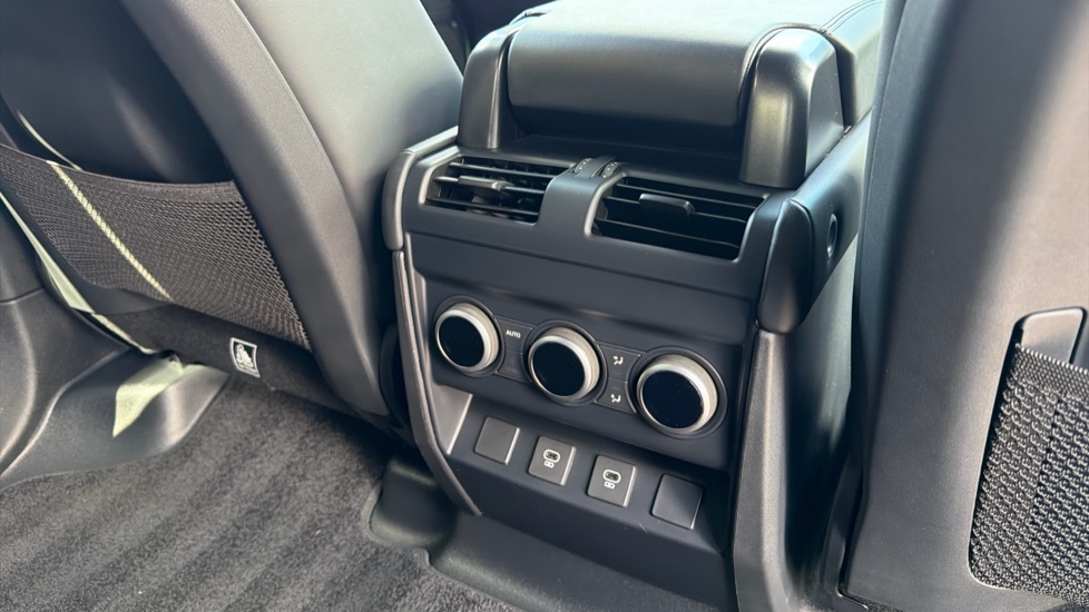 Land Rover Defender 3.0 D250 X-Dynamic HSE 110 5dr Auto Diesel Estate - Image 18
