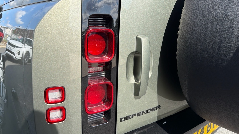 Land Rover Defender 3.0 D250 X-Dynamic HSE 110 5dr Auto Diesel Estate - Image 19