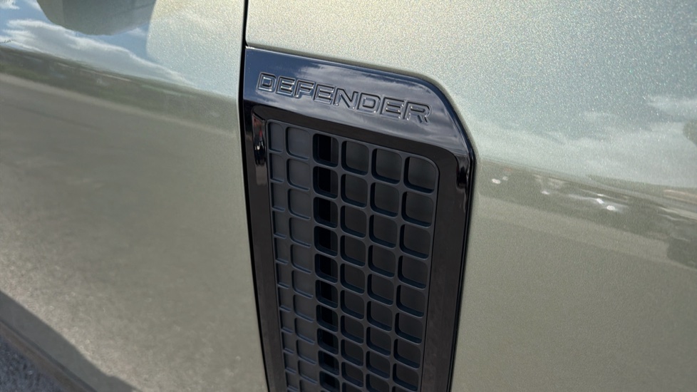 Land Rover Defender 3.0 D250 X-Dynamic HSE 110 5dr Auto Diesel Estate - Image 25