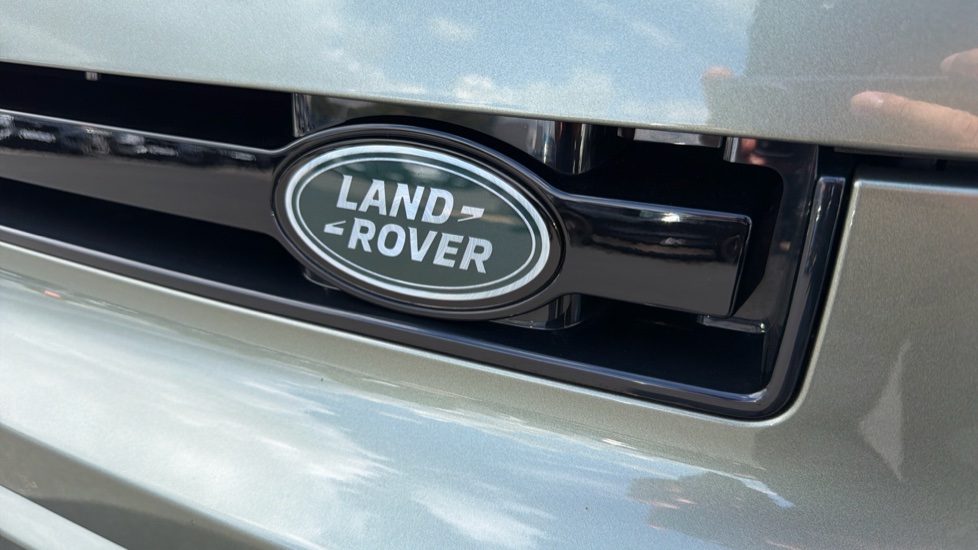 Land Rover Defender 3.0 D250 X-Dynamic HSE 110 5dr Auto Diesel Estate - Image 30