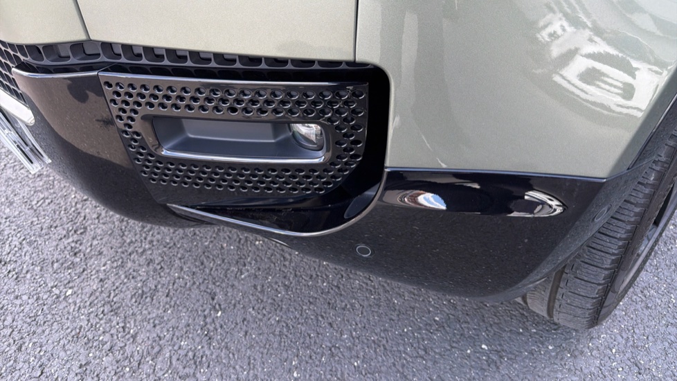 Land Rover Defender 3.0 D250 X-Dynamic HSE 110 5dr Auto Diesel Estate - Image 32