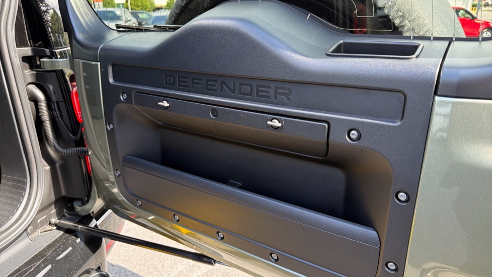 Land Rover Defender 3.0 D250 X-Dynamic HSE 110 5dr Auto Diesel Estate - Image 41