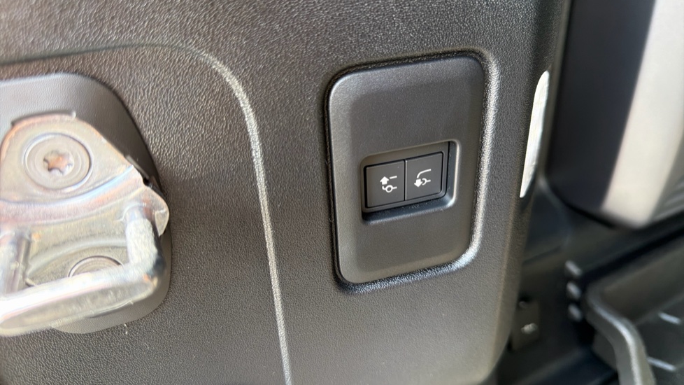 Land Rover Defender 3.0 D250 X-Dynamic HSE 110 5dr Auto Diesel Estate - Image 42