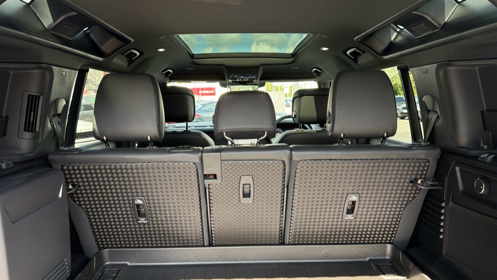 Land Rover Defender 3.0 D250 X-Dynamic HSE 110 5dr Auto Diesel Estate - Image 44
