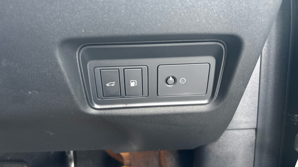 Jaguar E-Pace 1.5 P300e R-Dynamic S 5dr Auto Estate - Image 32