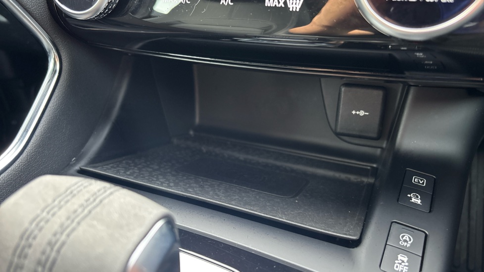 Jaguar E-Pace 1.5 P300e R-Dynamic S 5dr Auto Estate - Image 33