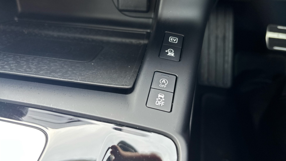 Jaguar E-Pace 1.5 P300e R-Dynamic S 5dr Auto Estate - Image 36