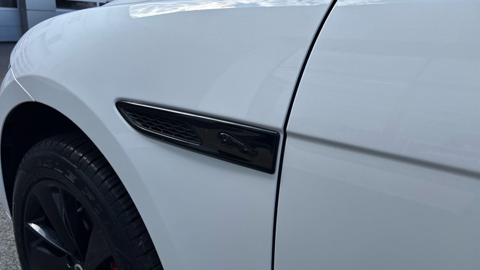 Jaguar F-Pace 2.0 D200 R-Dynamic SE Black 5dr Auto AWD Diesel Estate - Image 20