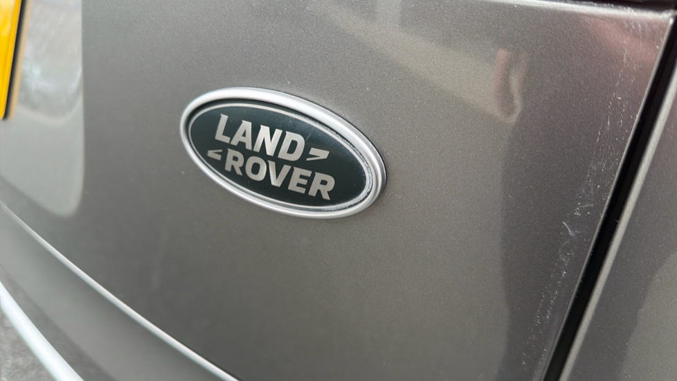 Land Rover Range Rover Velar 2.0 D240 R-Dynamic HSE 5dr Auto Diesel Estate - Image 26