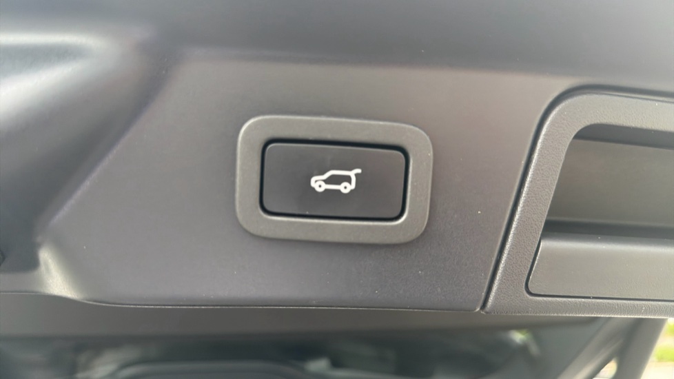 Land Rover Range Rover Velar 2.0 D240 R-Dynamic HSE 5dr Auto Diesel Estate - Image 36
