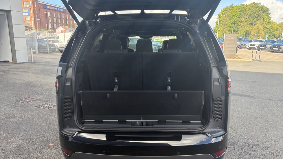 Land Rover Discovery 3.0 D300 Dynamic SE 5dr Auto Diesel Station Wagon - Image 10