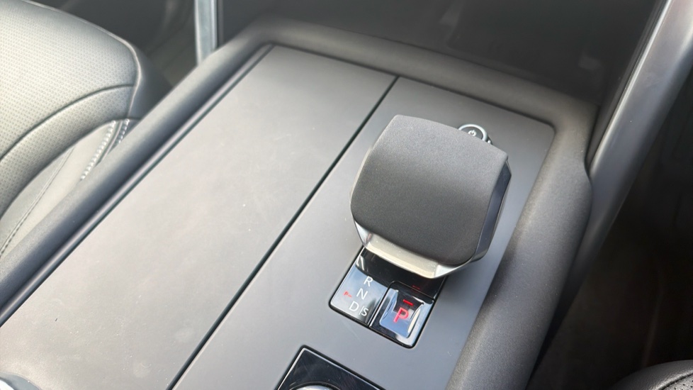 Land Rover Discovery 3.0 D300 Dynamic SE 5dr Auto Diesel Station Wagon - Image 13