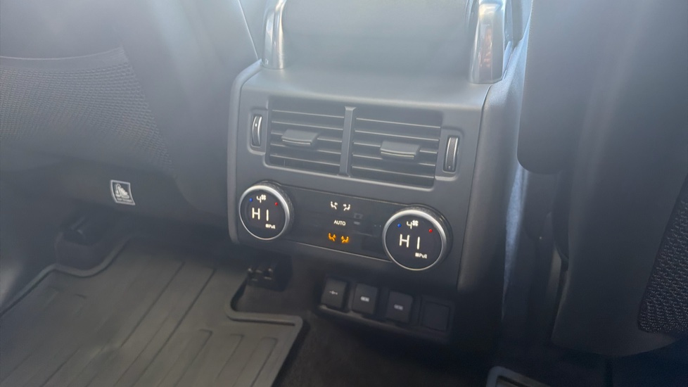 Land Rover Discovery 3.0 D300 Dynamic SE 5dr Auto Diesel Station Wagon - Image 18