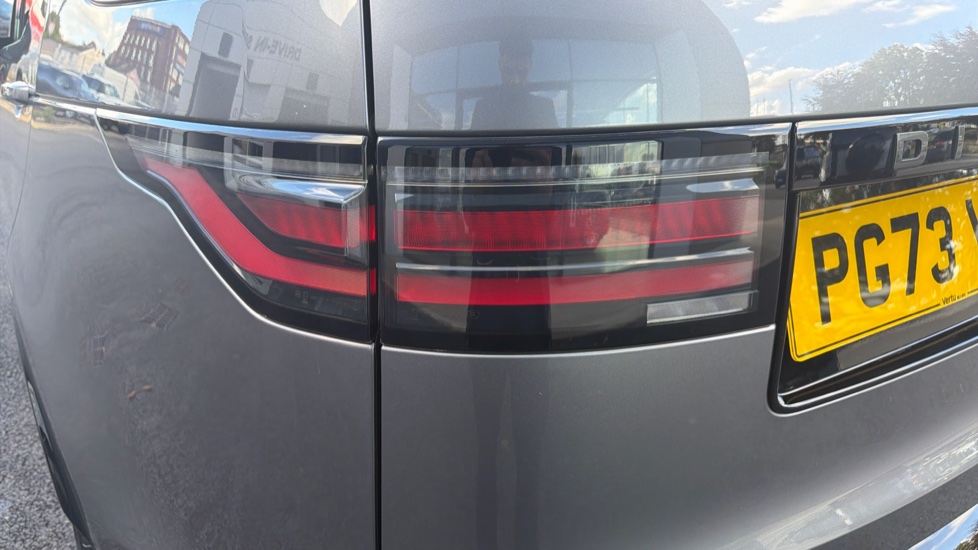 Land Rover Discovery 3.0 D300 Dynamic SE 5dr Auto Diesel Station Wagon - Image 19
