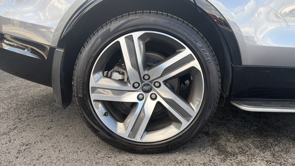 Land Rover Discovery 3.0 D300 Dynamic SE 5dr Auto Diesel Station Wagon - Image 20