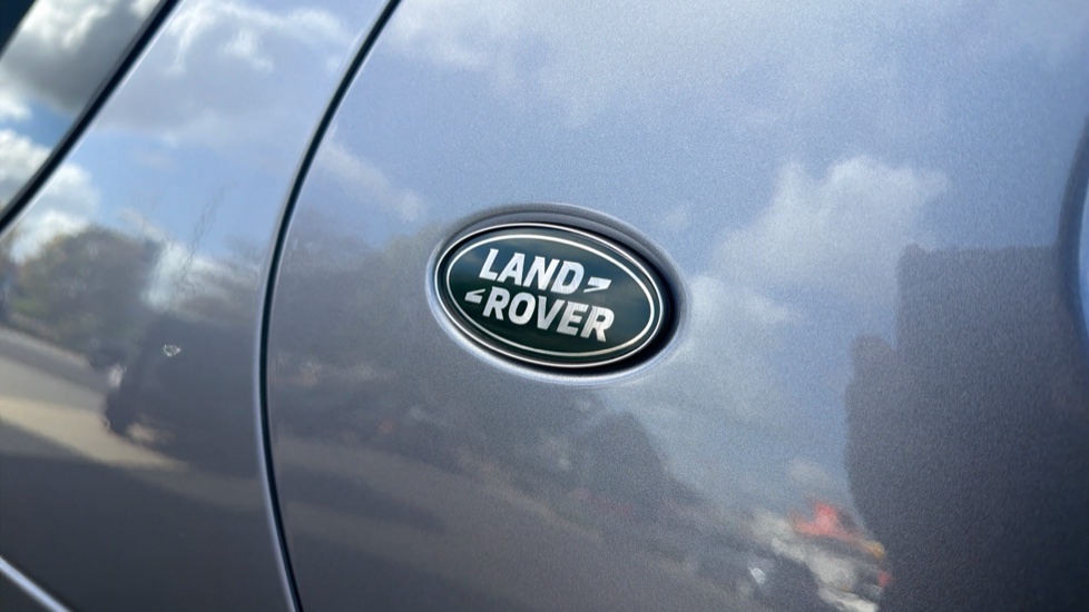 Land Rover Discovery 3.0 D300 Dynamic SE 5dr Auto Diesel Station Wagon - Image 22