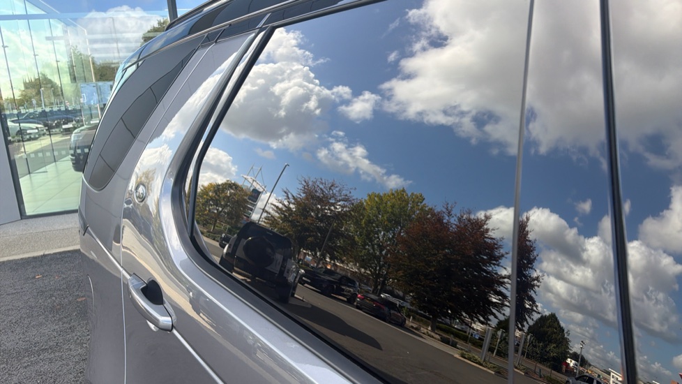 Land Rover Discovery 3.0 D300 Dynamic SE 5dr Auto Diesel Station Wagon - Image 24