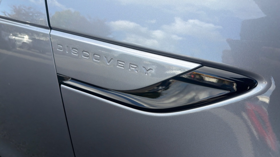 Land Rover Discovery 3.0 D300 Dynamic SE 5dr Auto Diesel Station Wagon - Image 27