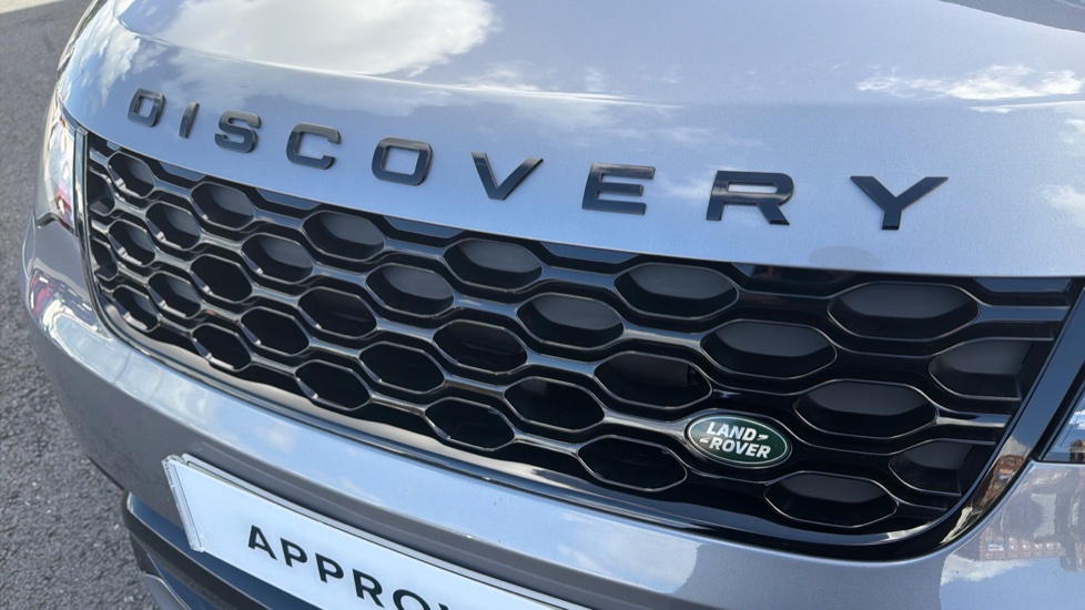 Land Rover Discovery 3.0 D300 Dynamic SE 5dr Auto Diesel Station Wagon - Image 30