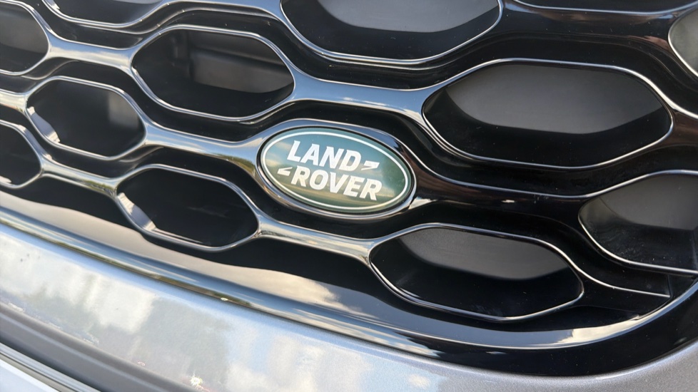 Land Rover Discovery 3.0 D300 Dynamic SE 5dr Auto Diesel Station Wagon - Image 31
