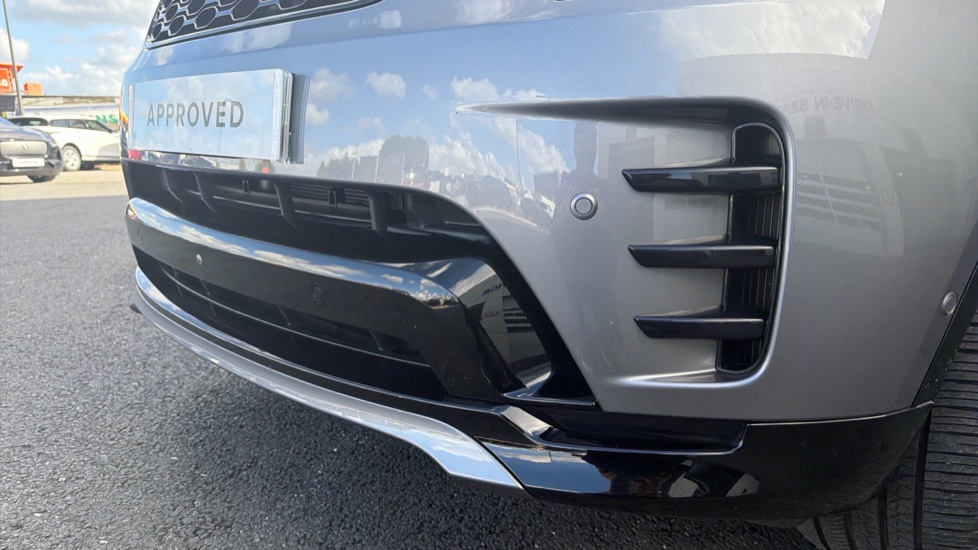 Land Rover Discovery 3.0 D300 Dynamic SE 5dr Auto Diesel Station Wagon - Image 33