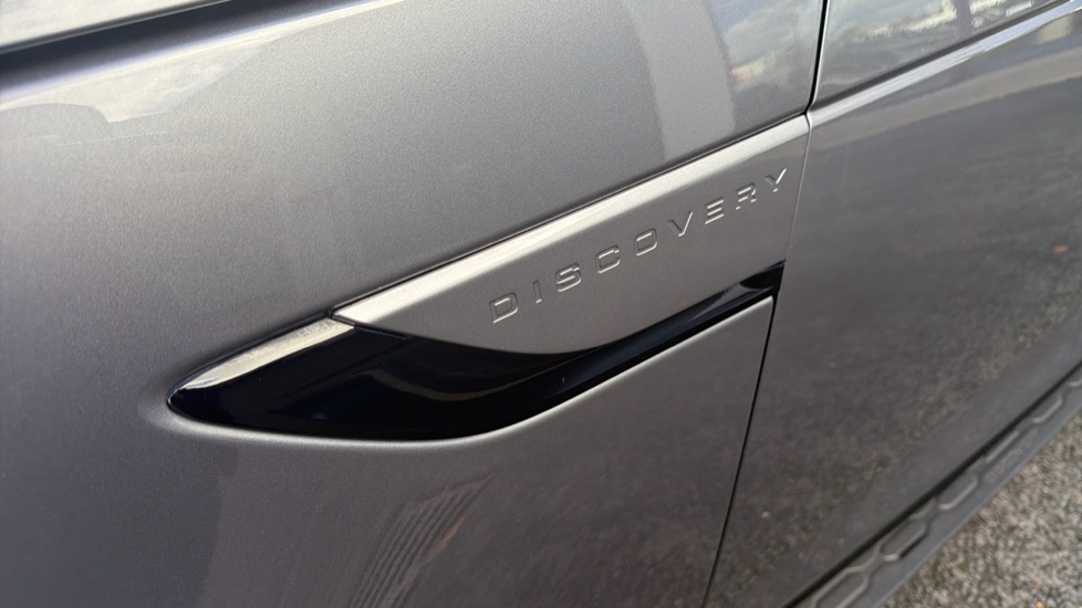 Land Rover Discovery 3.0 D300 Dynamic SE 5dr Auto Diesel Station Wagon - Image 35