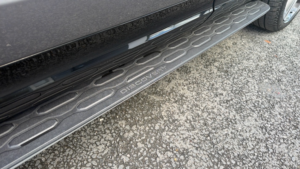 Land Rover Discovery 3.0 D300 Dynamic SE 5dr Auto Diesel Station Wagon - Image 37