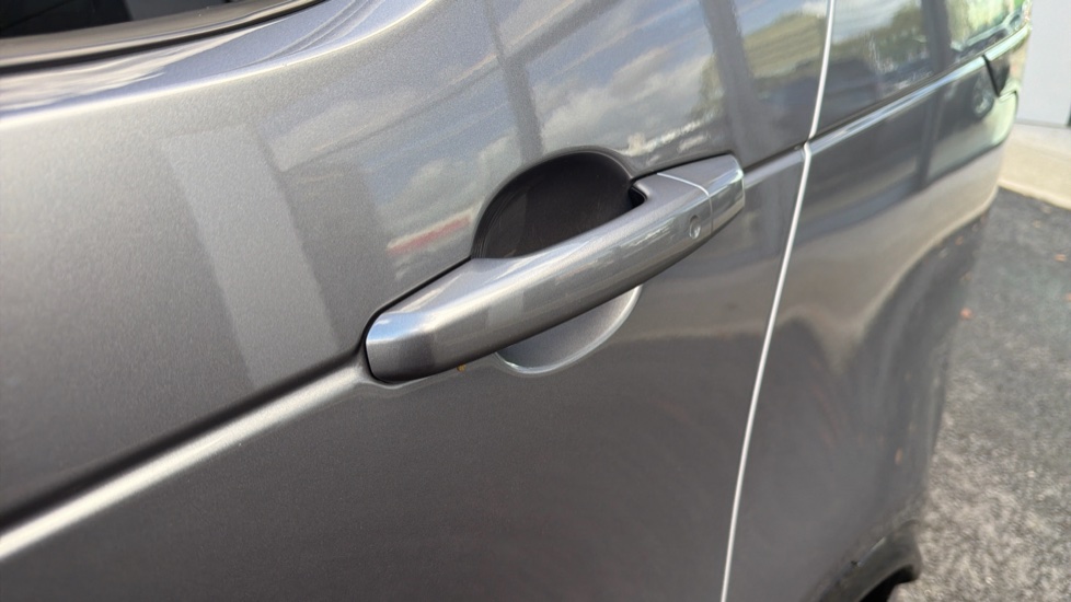 Land Rover Discovery 3.0 D300 Dynamic SE 5dr Auto Diesel Station Wagon - Image 39