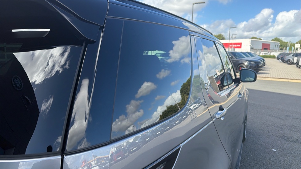 Land Rover Discovery 3.0 D300 Dynamic SE 5dr Auto Diesel Station Wagon - Image 45