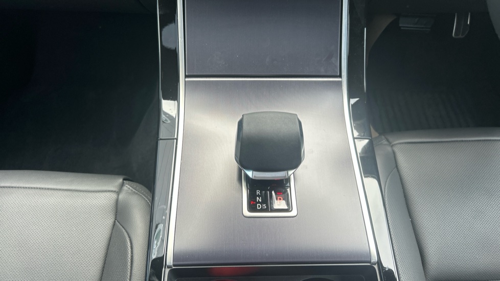 Land Rover Range Rover Velar 2.0 P400e Dynamic SE 5dr Auto Estate - Image 13