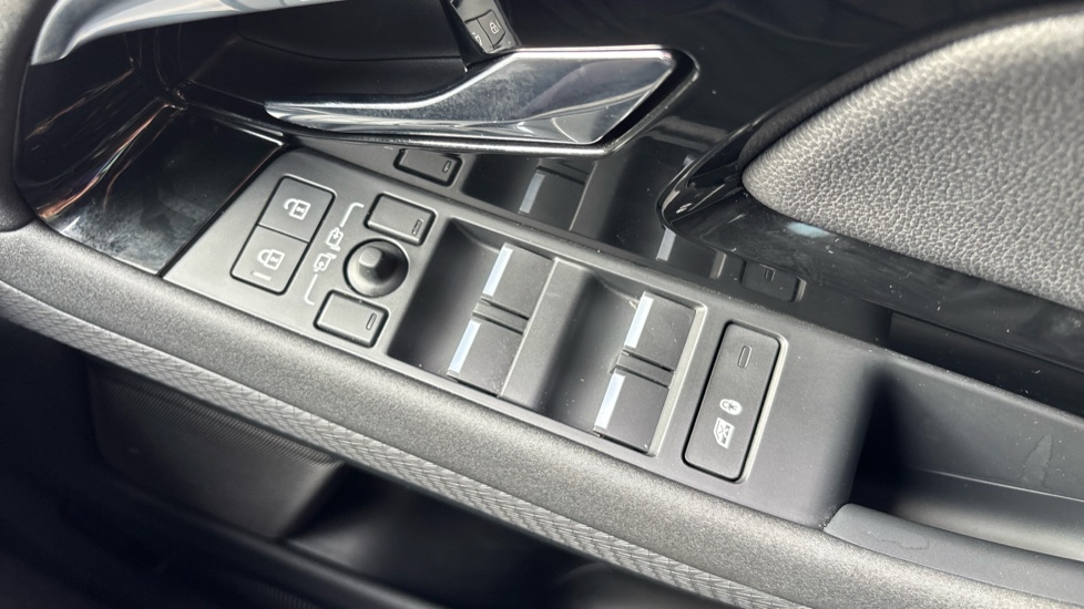 Land Rover Range Rover Evoque 1.5 P300e Evoque Edition 5dr Auto Hatchback - Image 27