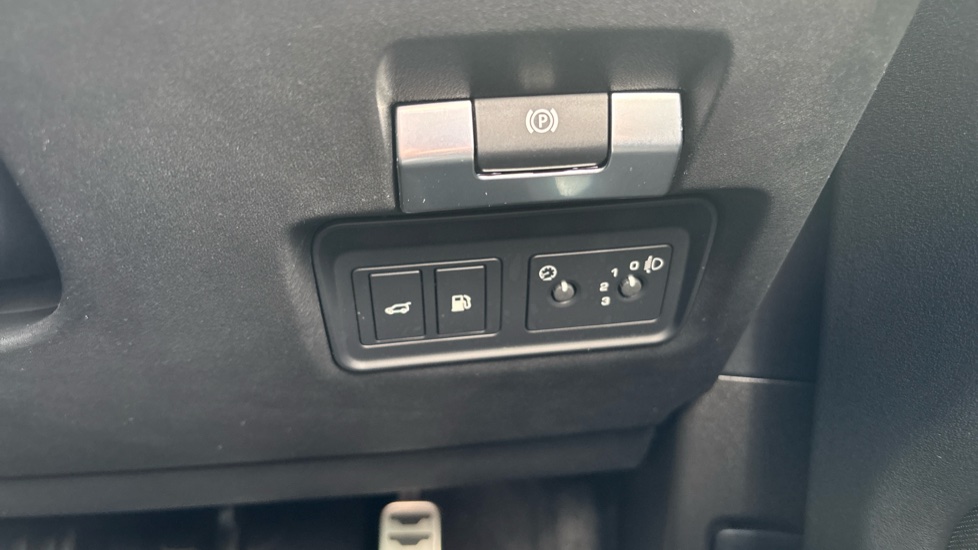 Land Rover Range Rover Evoque 1.5 P300e Evoque Edition 5dr Auto Hatchback - Image 38