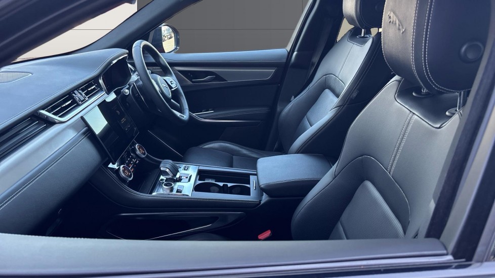 Jaguar F-Pace 2.0 D200 R-Dynamic SE Black 5dr Auto AWD Diesel Estate - Image 3