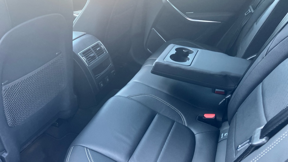 Jaguar F-Pace 2.0 D200 R-Dynamic SE Black 5dr Auto AWD Diesel Estate - Image 34