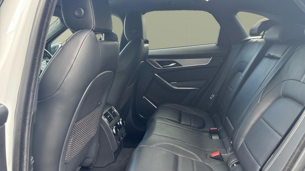 Jaguar F-Pace 2.0 D200 R-Dynamic SE 5dr Auto AWD Diesel Estate - Image 4