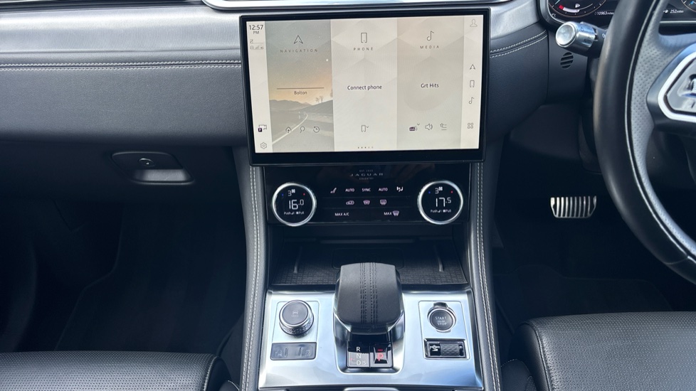 Jaguar F-Pace 2.0 D200 R-Dynamic SE 5dr Auto AWD Diesel Estate - Image 14